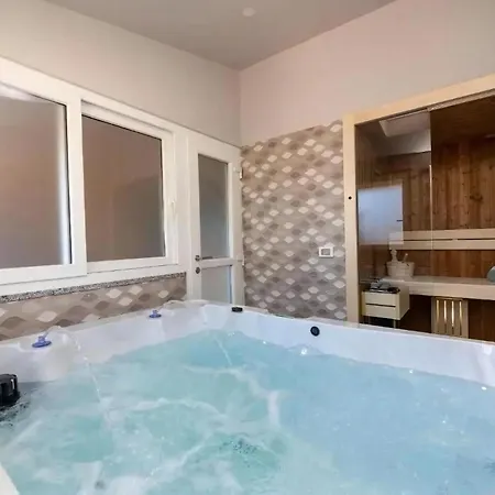Mit Whirlpool Und Sauna, In