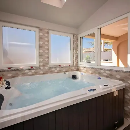 Mit Whirlpool Und Sauna, In * Kastelir